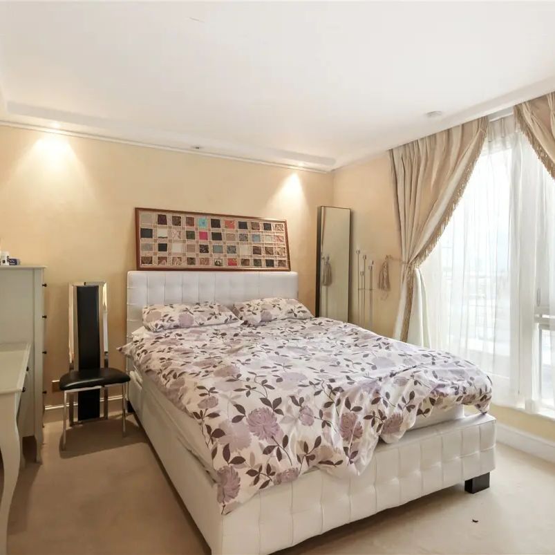 3 bedroom flat in St John's Wood - Photo 1