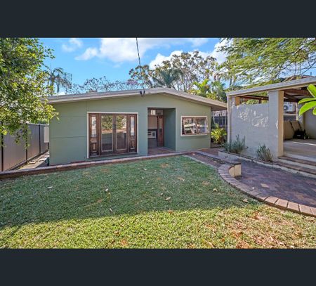 28 Billington Street, Labrador, Qld 4215 - Photo 2