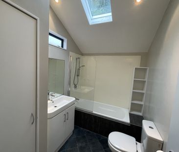 Sunny 3-Bedroom Townhouse in Sought-After Wadestown - Photo 5