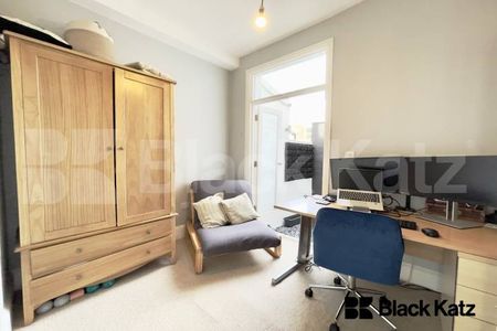 Beautiful garden flat marrying period charm with contemporary living - Photo 3