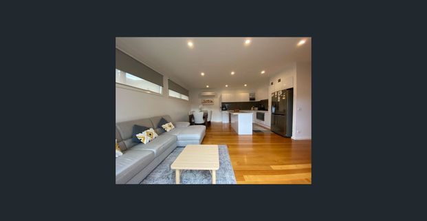 Light, bright & spacious! - Photo 1