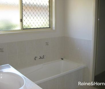 FREE STANDING VILLA CLOSE TO TOWN - Photo 2