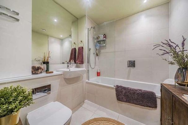 Corsican Square, Bow, E3 - Photo 1