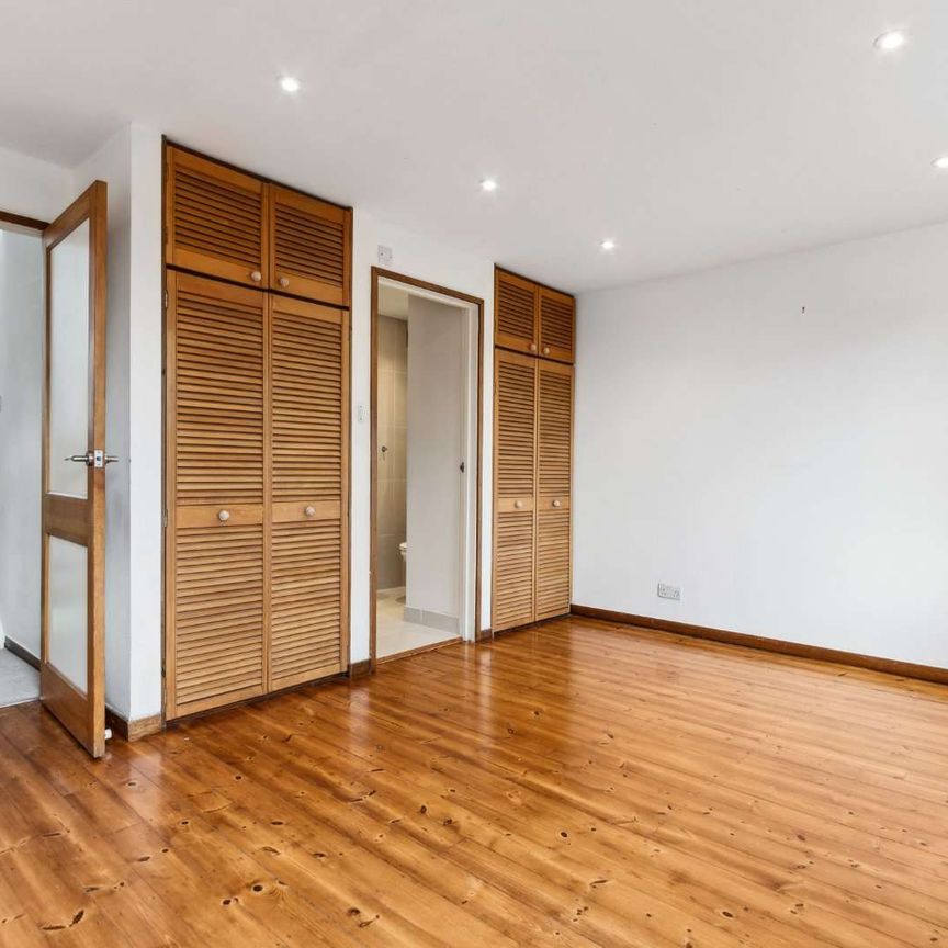 A modern town house with roof terrace and garden in Petersham's popular Meadow Close - Photo 1