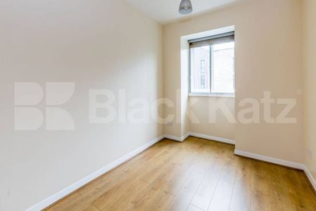 Large reception, 2 double bedroom rooms on a quiet residential street - Photo 4