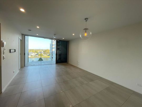 Stylish Top-Floor Apartment in Exclusive Anchorage Apartments - Photo 1