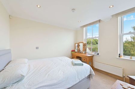 A superb two bed luxury apartment finished to an extremely high standard with bespoke features, situated in convenient location. - Photo 4