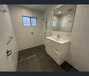 Unit 1/26 Killowill Ave, Paradise Point, Qld 4216 - Photo 2