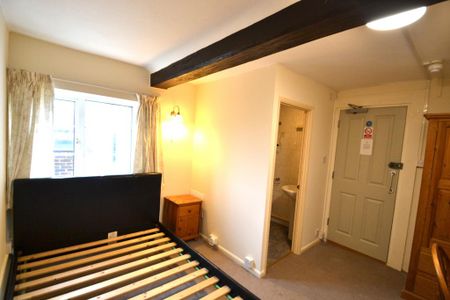 1 bedroom in a house share to rent - Photo 2