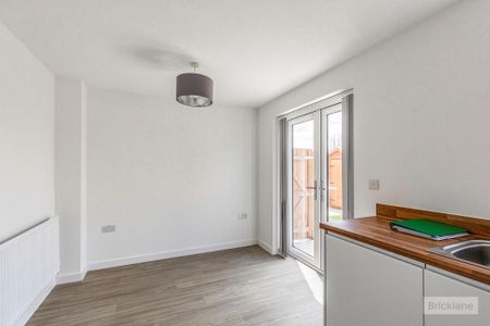 3 bedroom semi-detached house to rent - Photo 4