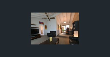 PERFECT FAMILY HOME - Photo 3