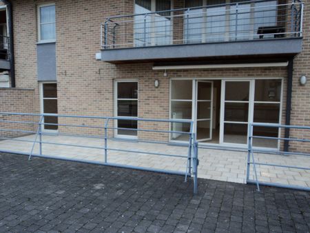 Twee-slaapkamer appartement (gelijkvloers) in Lanaken centrum - Photo 2