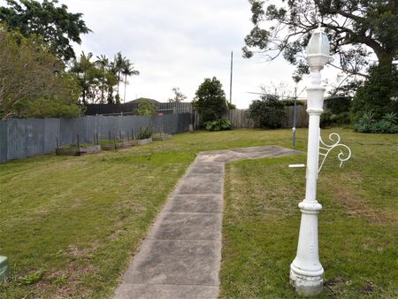 Three bedroom home with family yard - Photo 4