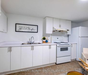 533 VICTORIA PK AVENUE - Photo 4