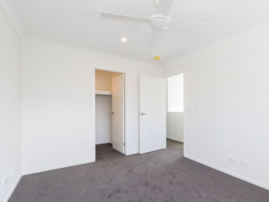 NEAR NEW LUXURY 3 BEDROOM TOWNHOUSE WITH DUCTED AIR CONDITIONING - Photo 1