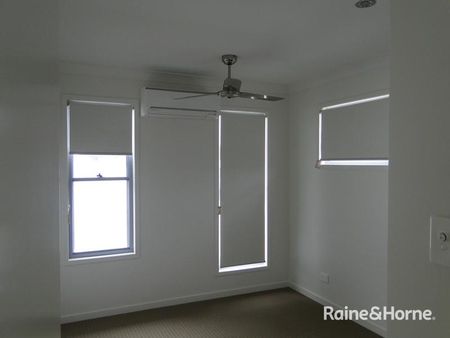 HI-SET 4 BEDROOM HOME IN KIRKWOOD! - Photo 4