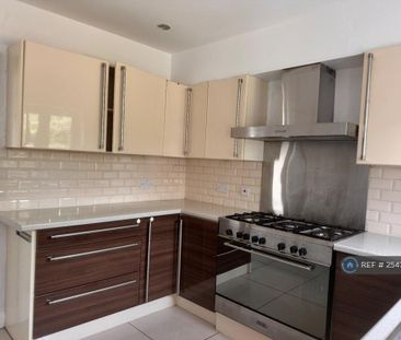 3 bedroom semi-detached house to rent - Photo 6