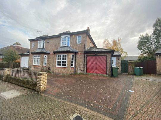 Robin Crescent, Beckton - Photo 1