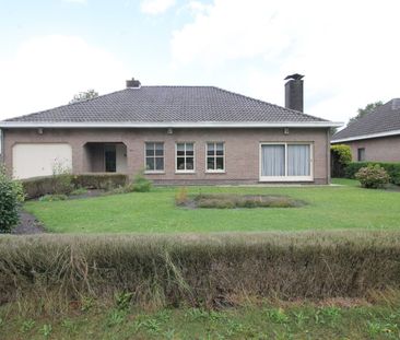 Een vrijstaande laagbouwwoning met 3 slaapkamers, tuin en inpandige garage. - Foto 1