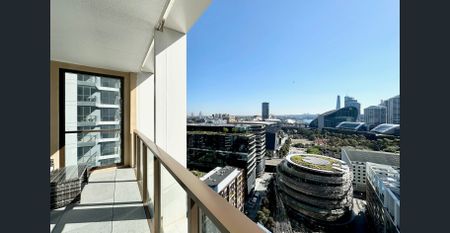 Stunning FURNISHED Apartment with 2 bedrooms, 2 bathrooms plus study and 1 Parking with exceptional views! - Photo 5