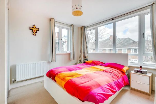 2 bedroom flat in London - Photo 1