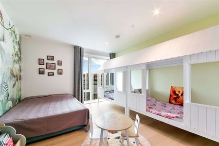 Savills are proud to present this luxurious, duplex penthouse apartment is in the stunning riverside development which boasts stylish and contemporary interiors with picturesque views. - Photo 3