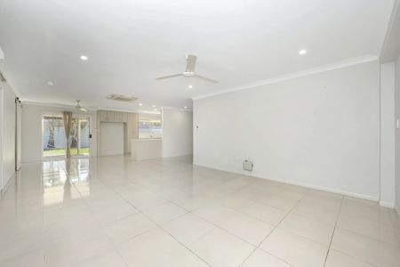 Relaxed Living with Pool and Outdoor Entertaining - Photo 2