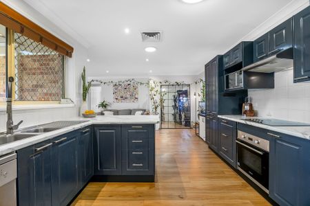 STUNNING FAMILY HOME IN A QUIET CUL DE SAC - Photo 3