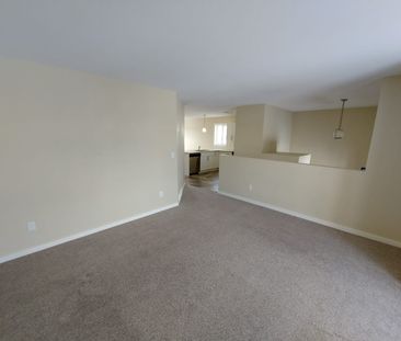 Spacious 2 Bedroom in Deer Park! - Photo 4