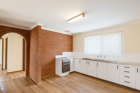 "Freshly Updated Villa with New Floors, Blinds & Air Con Comfort" - Photo 3