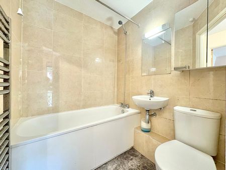 Wellesley Close, Ash Vale, GU12 - Photo 2