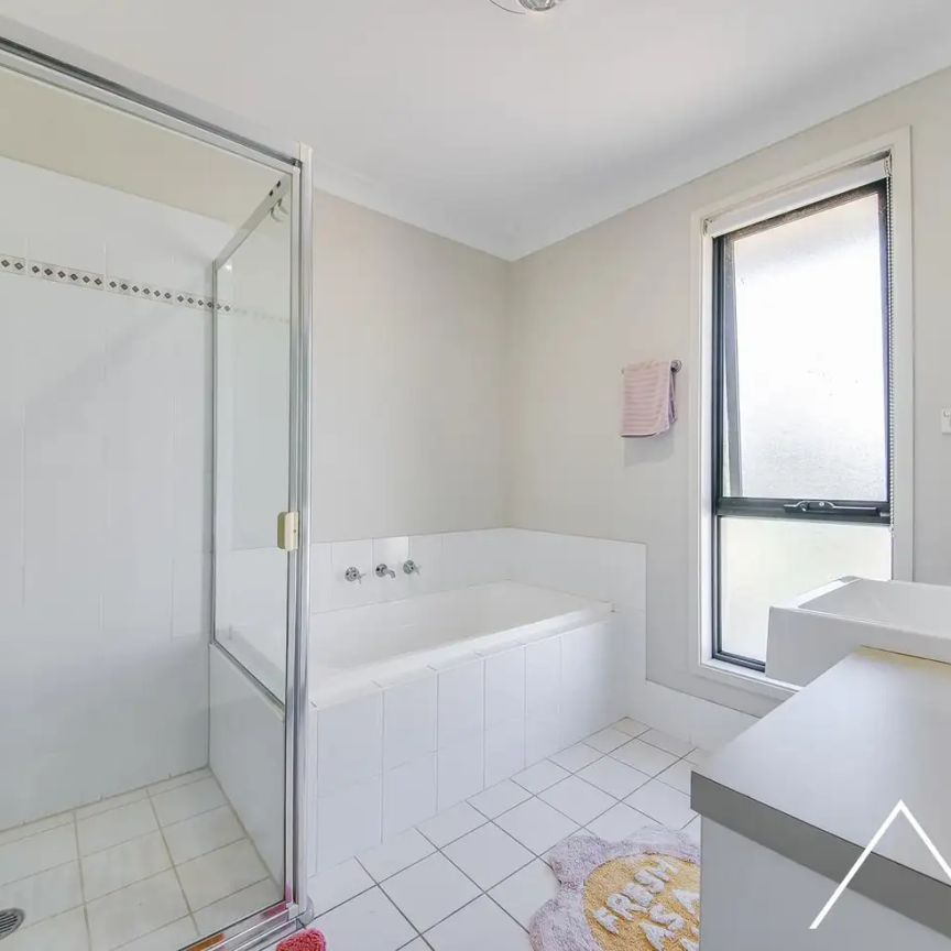“Stylish Five-Bedroom Family Home in Prime Mount Annan Location” - Photo 1