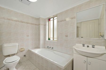 Spacious, Sunny Apartment Only Moments From Amenities - Photo 5