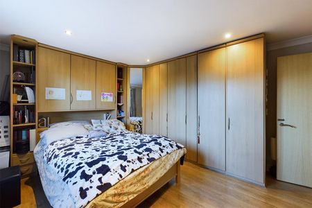 2 bedroom Flat To Let - Photo 4