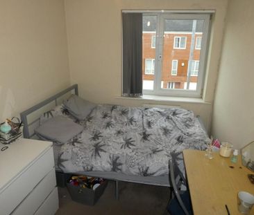 4 bedroom end of terrace house to rent - Photo 3