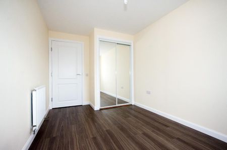 Modern, spacious, two bed flat in popular location - Photo 3