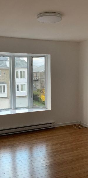 5 ½ (3 chambres fermées) à louer disponible immédiatement situé au 2e étage d’un triplex à St-Hubert. - Photo 1