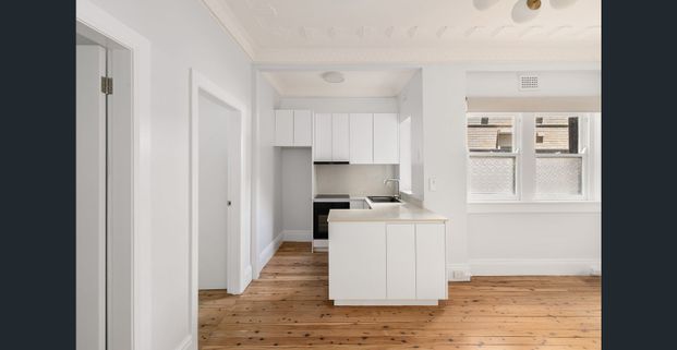 Tranquillity & style in vibrant urban location - Photo 1