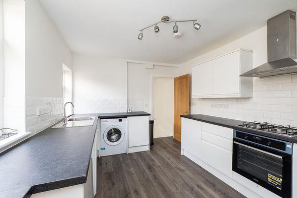 3 bedroom end of terrace house to rent - Photo 1