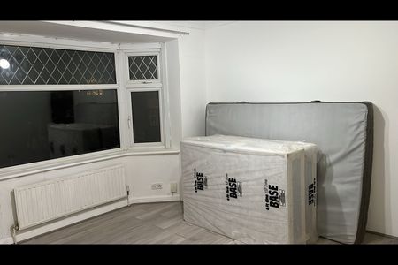 3 Bed Terraced House, Yoxley Drive, IG2 - Photo 3