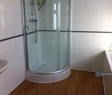 1 bedroom in a house share to rent - Photo 2