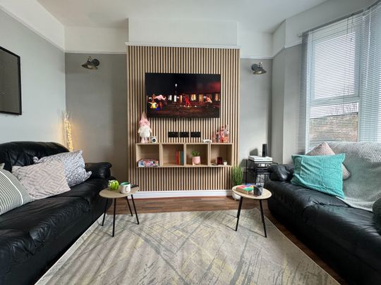 6 Bed End Terrace, Penny Lane, L18 - Photo 1