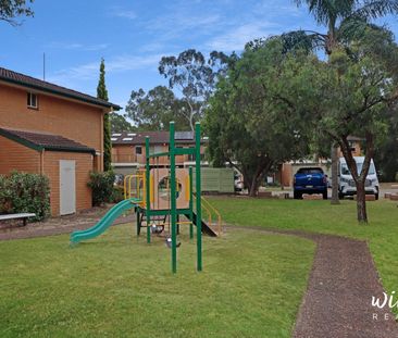 Large 3 Bedroom Townhouse with Swimming Pool & Tennis Courts! - Photo 6