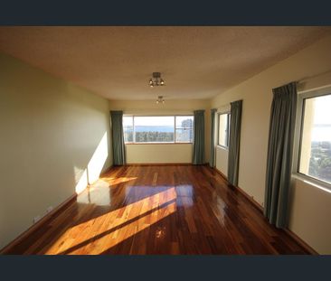 3 Bedrooms 1 bathroom Apartment with STUNNING VIEWS! - Photo 1