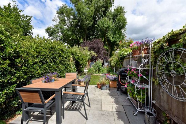 A Grade II period cottage in the heart of Henley close to the River Thames - Photo 1