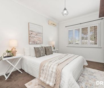 Character, charm and convenience in a highly sought-after location - Photo 3