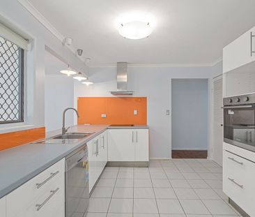 4 bedroom beauty with a pool! - Photo 6