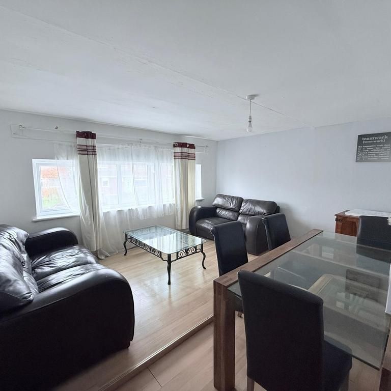3 bedroom flat to rent - Photo 1