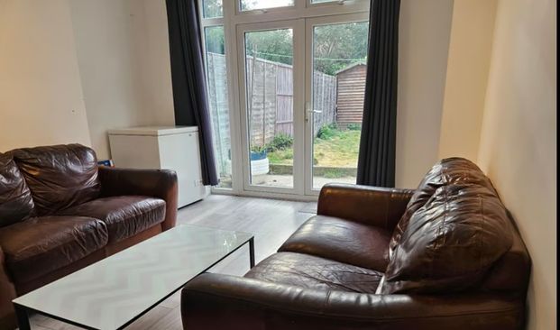 Room in a Shared House, St Leonard Street Croydon, CR0 - Photo 1