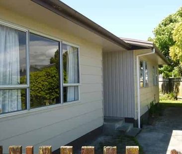 Three Bedrooms - Roslyn - Photo 2